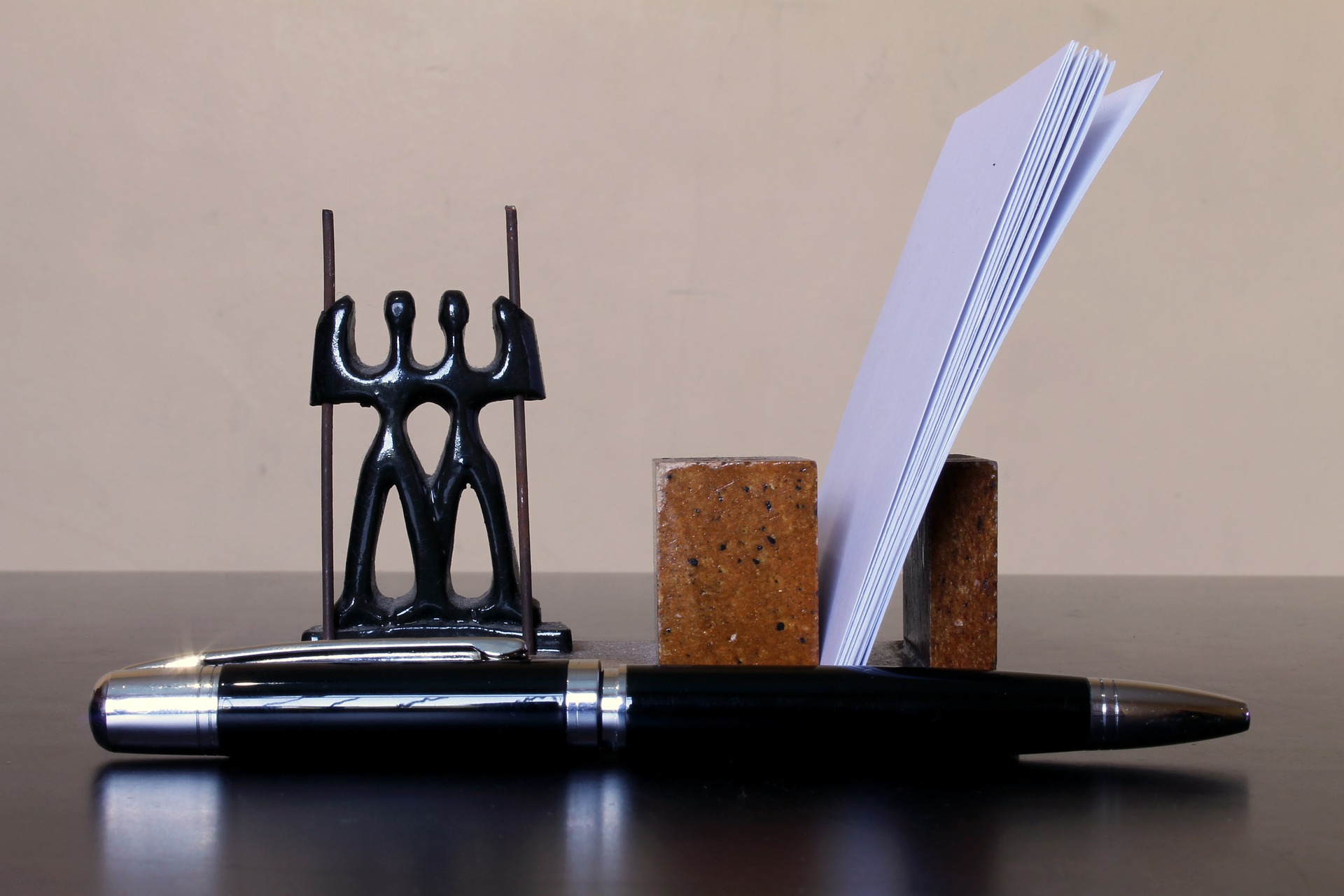 рабочий стол, письменные принадлежности, начальник, бумага, статуэтки, работа HR, функционал HR, HR функционал, что делать в HR, основное в HR, главное в HR, как работать HR, с чем ознакомиться новичку HR, что знать новенькому в HR, карьера в HR, HR-процессы, проблемы HR, работа в HR, Альберт Мицевич, МФО Честное слово