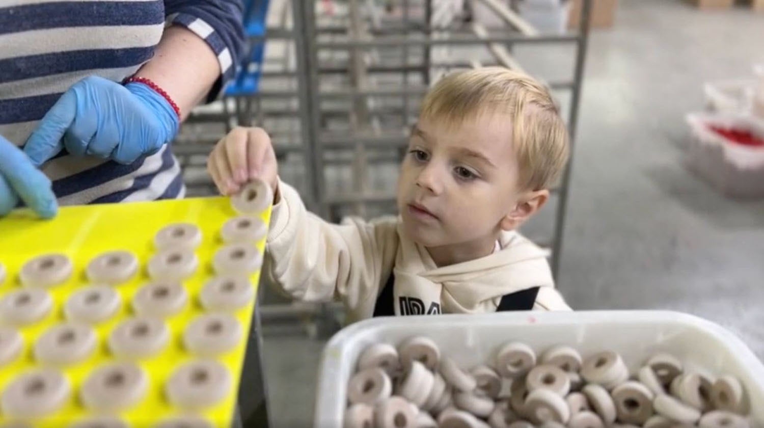 Фабрика игрушек Alatoys взяла на работу 5-летнего тестировщика, Alatoys, Alatoys новости, Alatoys последние новости, Alatoys новости сегодня, Alatoys Тестировщик игрушек, работа для детей, как заработать школьнику, работа для молодежи, работа для школьника, работа для ребенка, Фабрика игрушек Alatoys