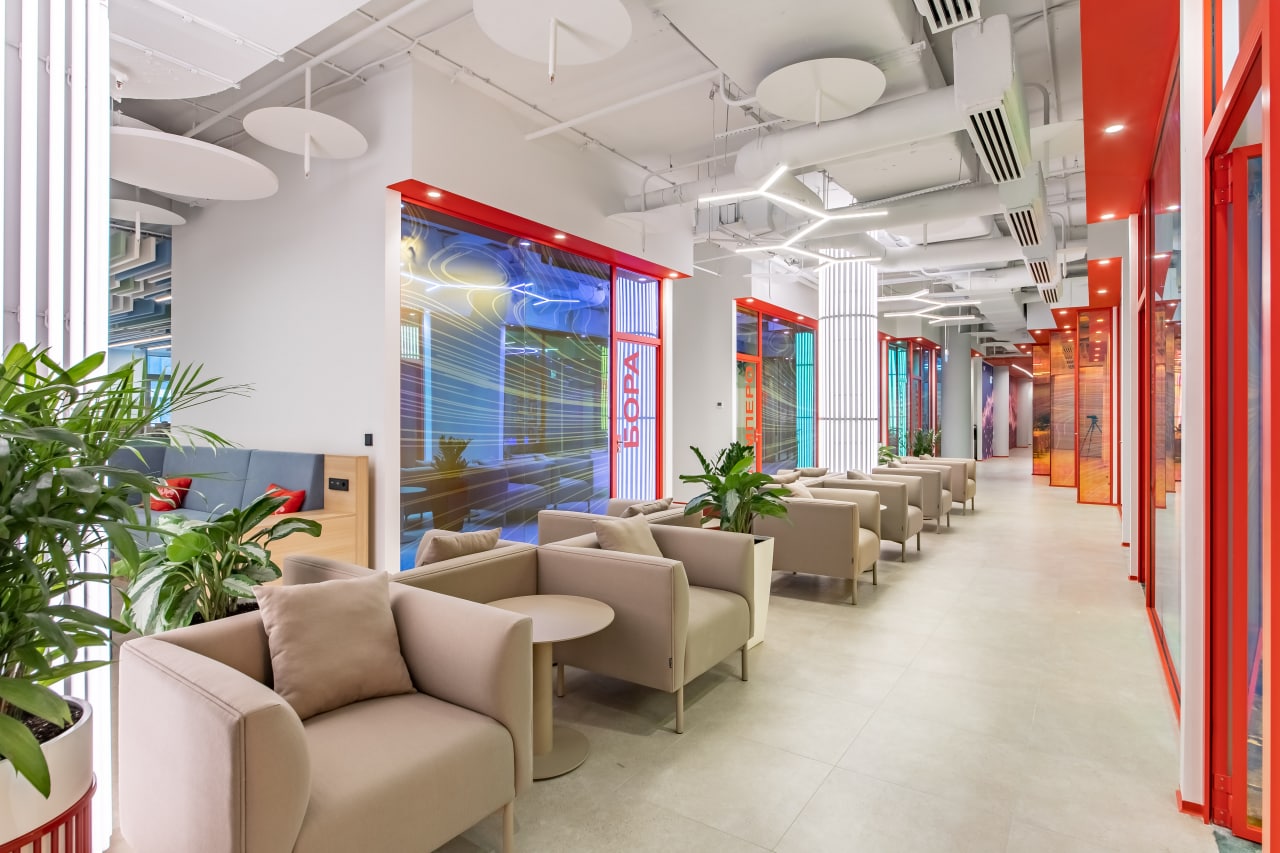 prostranstvo-novogo-formata-komus-sozdal-novyj-head-office-kompanii