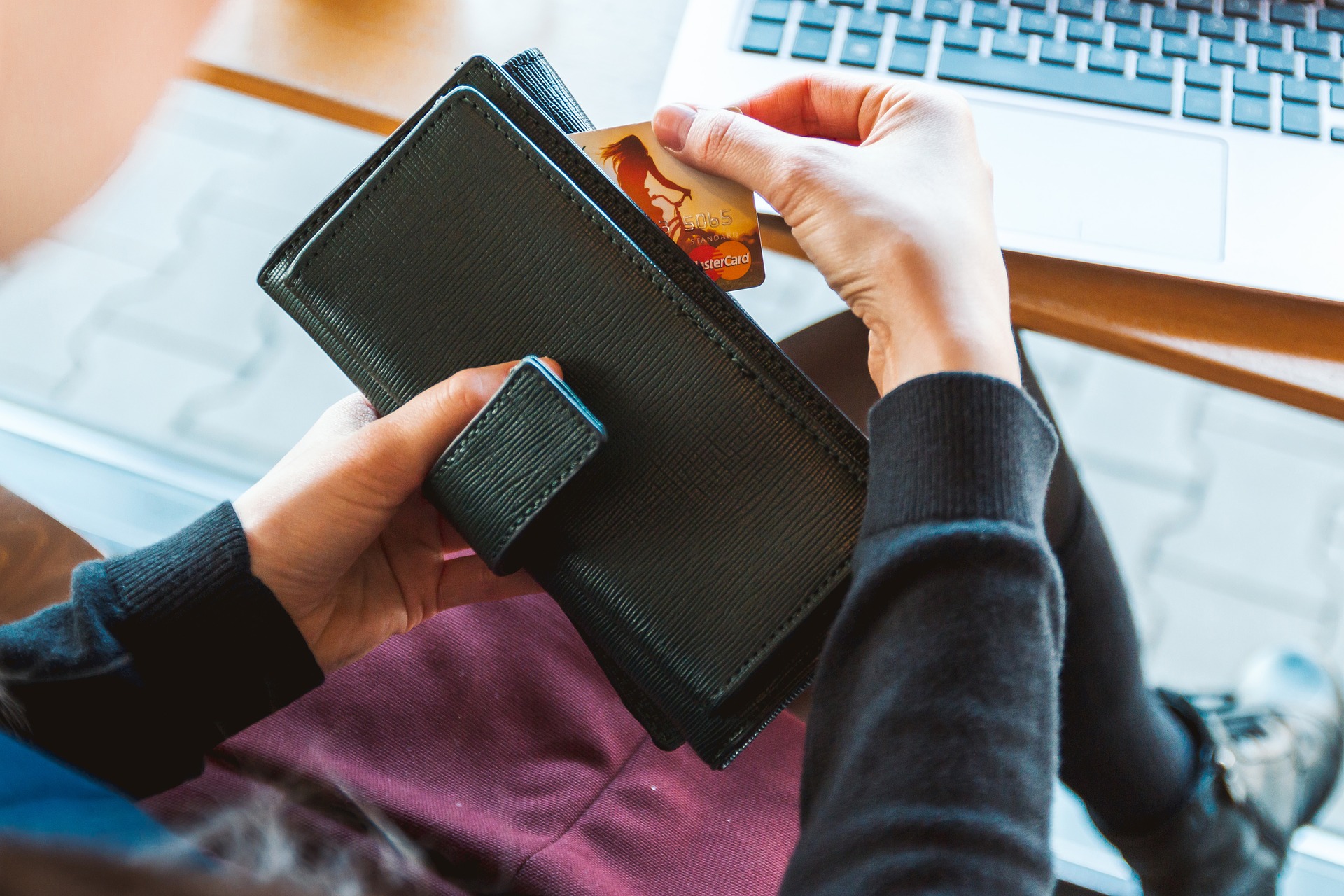 Анна Ошарова, руководитель продуктовых сервисов FL.ru, Как оплачивать работу фрилансеров, Варианты оплаты работ, мотивация для фрилансера, разовый договор ГПХ, платить часто, Поддерживать фрилансера, заинтересованы в работе фрилансера