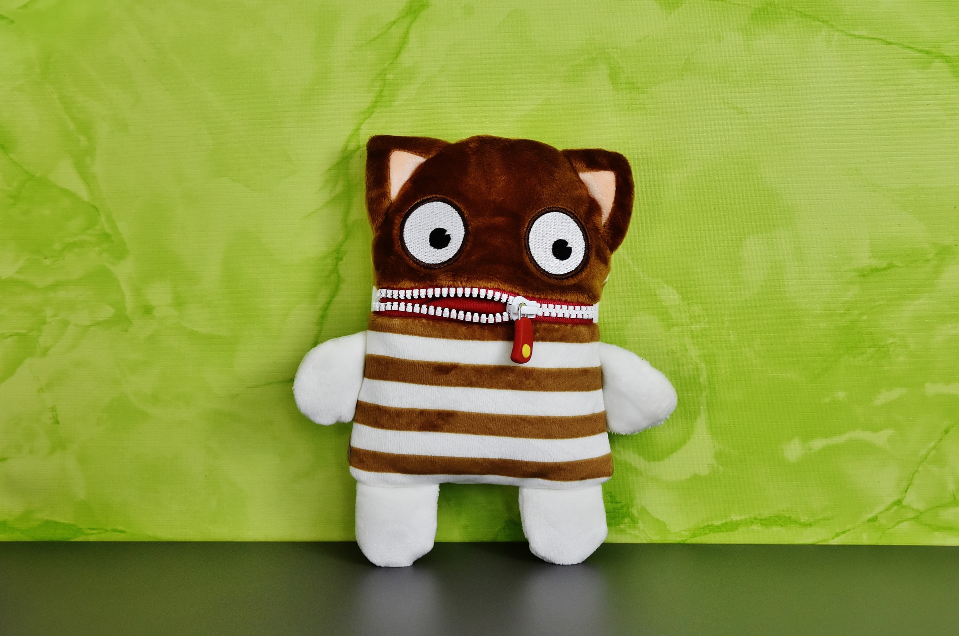 сумка, молния, рот, игрушка, кот, странная игрушка, смешная игрушка, смешной, отношения с начальником, Юлия Шикарева, коммуникации, коммуникации в компании, как понравиться начальству, как понравиться руководителю, попытки понравиться начальтсву, карьера, работа, хорошие отношения с начальством, принтер, кофе коллегам, отношения в офисе, отношения с коллегами, руководитель, подчиненный