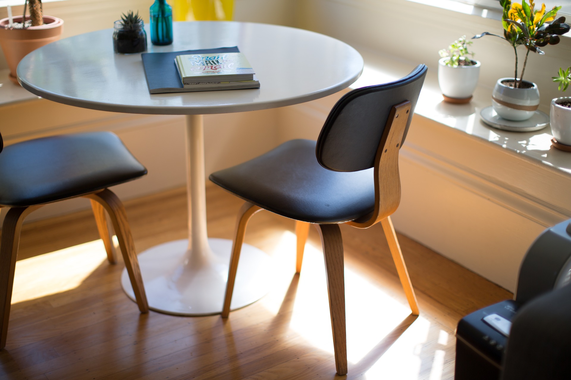 офис, стол, стулья, переговоры, работа, когда лучше искать работу, когда лучше всего искать работу, как найти работу, как искать работу, резюме, поиск работы, работодатель, вакансия, рынок, конкуренция, свойства товара, продвижение, цена, личный бренд, деньги, прибыль, Наталья Сторожева, Русская школа управления, РШУ, оценка рынка труда, быстрый поиск работы