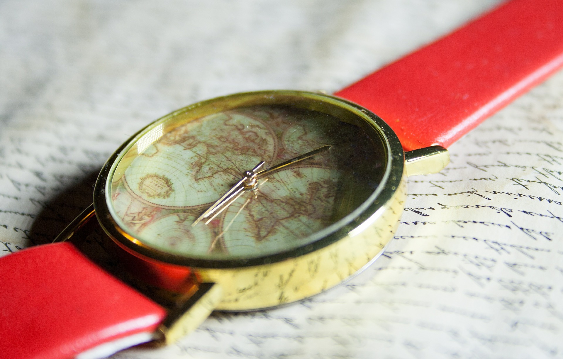 часы, бумага, письмо, Как выстраивать коммуникации, Юлия Мещерякова, FM logistic, Повышение эффективности, эффективность, каналы коммуникации, стенд, электронная почта, телефон, как повысить эффективность, внутренние коммуникации в компании, как работать с персоналом, управление сотрудниками, как сделать команду эффективной, внутренние коммуникации, как общаться в коллективе, увеличить продуктивность компании, тимбилдинг, как подобрать управленцев, что делать если сотрудник не успевает, коммуникация, внутренние коммуникации, эффективность, продуктивность, управление, сотрудники, менеджмент, офис, специалисты, развитие, лидерство, 