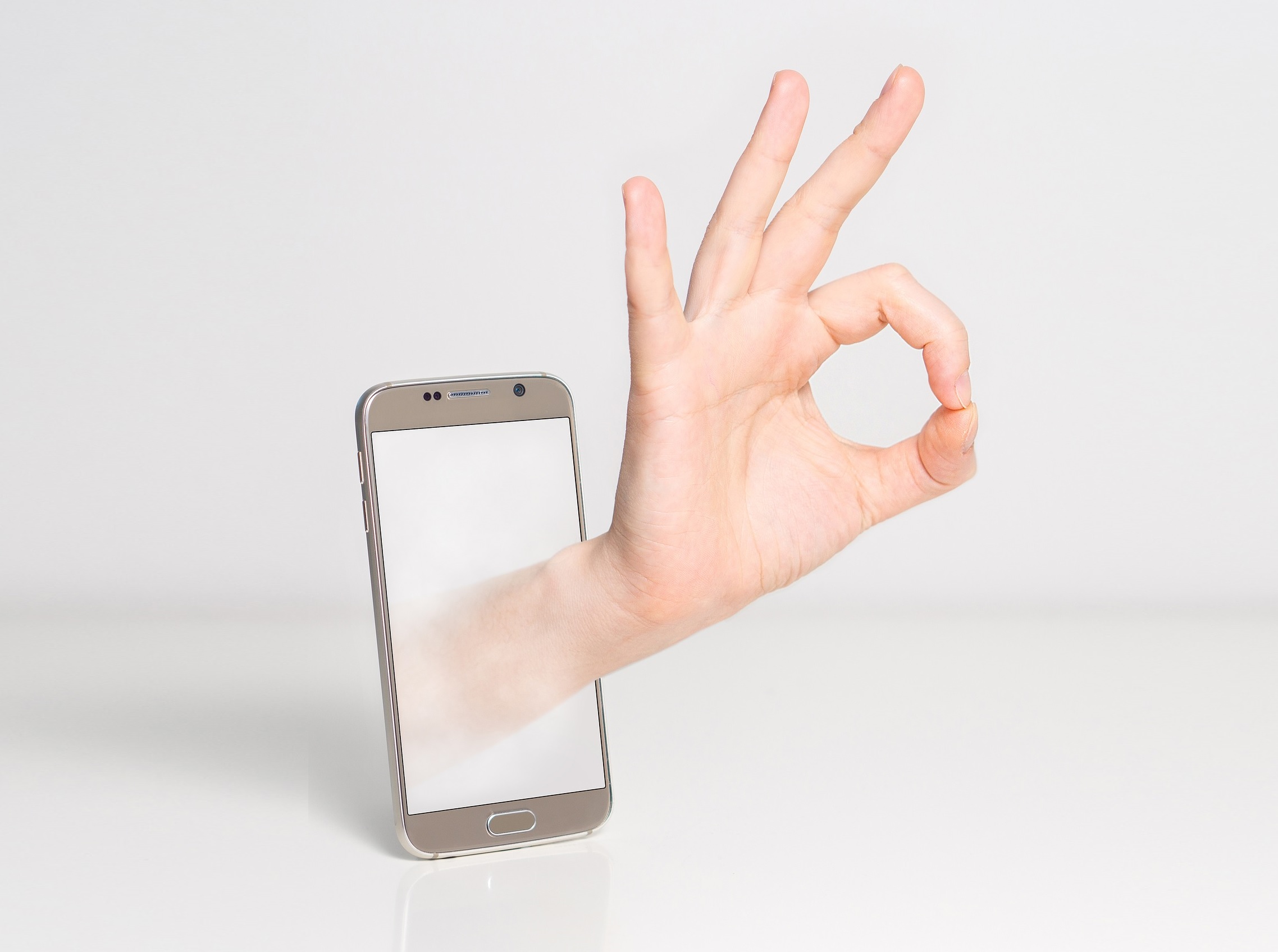 рука, айфон, телефон, ок, внешние коммуникации, Михаил Хачатурян, как работать с партнерами, РЭУ им. Г. В. Плеханова, как общаться в коллективе, как увеличить продуктивность компании, тимбилдинг, как подобрать управленцев, что делать если сотрудник не успевает, коммуникация, эффективность, продуктивность, менеджмент, атмосфера, увольнение, офис, специалисты, развитие