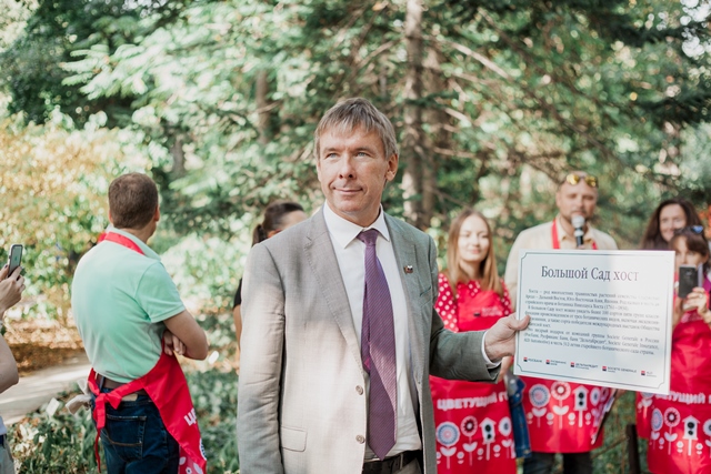 Компании группы SocieteGenerale в России провели акцию «Цветущий город» в «Аптекарском огороде», Цветущий город, Росбанк, новости Росбанк, Societe Generale, Русфинанс Банк, банк «ДельтаКредит», благотворительный фонд, КСО, благотворительность, социально-значимое мероприятие