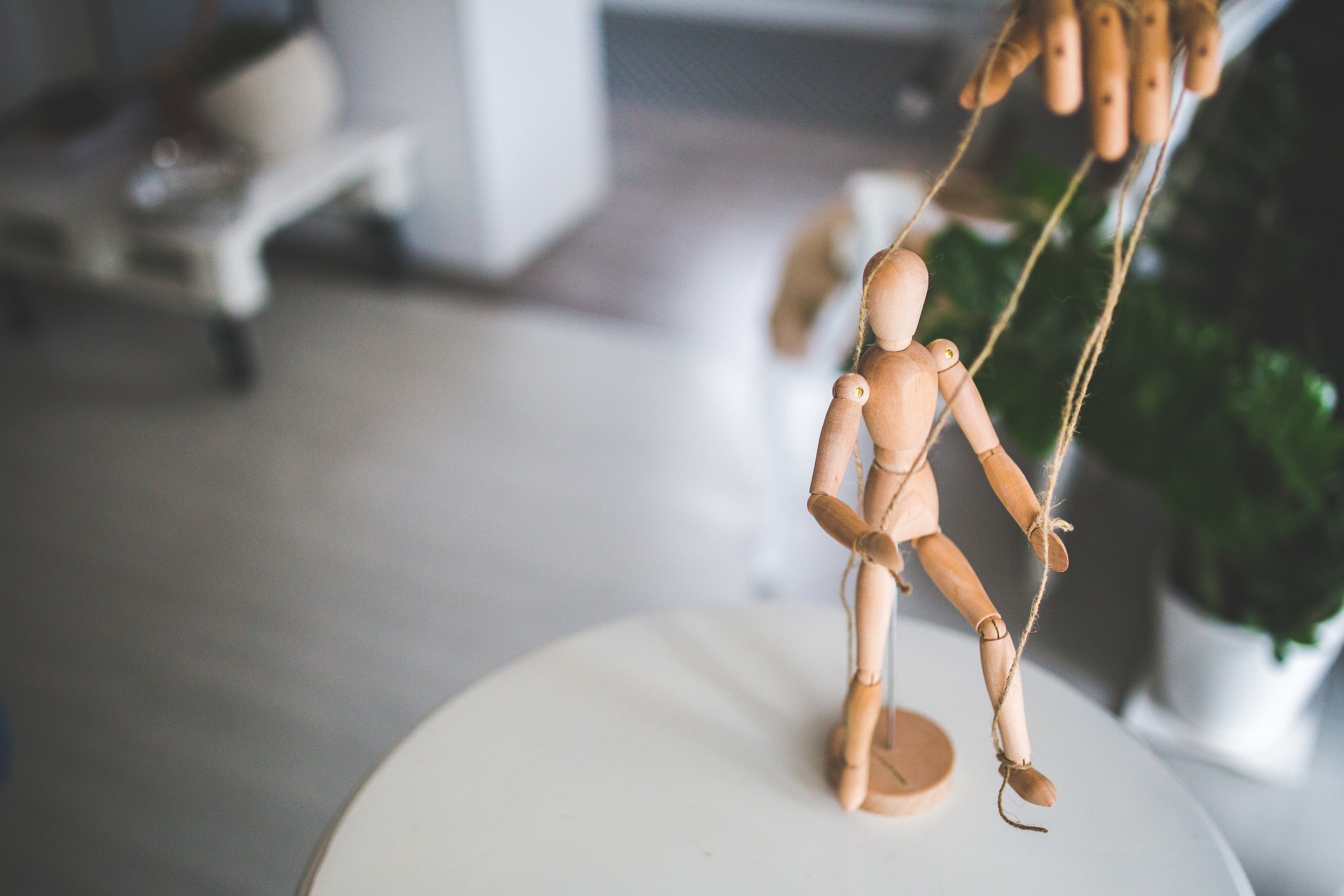 марионетка, рука, игрушка, человечек, KPI, KPI что это, что такое KPI, NS Ltd., ки пи ай, Игорь Ковалев, как переводится KPI, как перевести KPI, KPI перевод, эффективность сотрудника, как измерять эффективность сотрудника, эффективность сотрудника как измерять, Ключевые показатели эффективности, как ставить KPI, как оформить KPI  