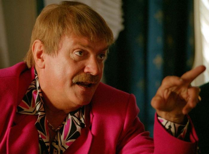 кадр из фильма Жмурки, Михалков, малиновый пиджак, бизнесмен 90-е годы