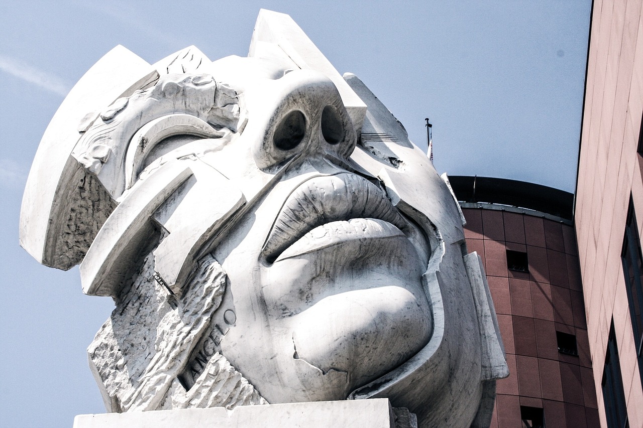 губы, нос, лицо охранника