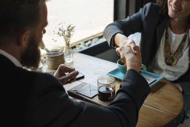 Начиная с HR, EnglishDom, переводная статья, аутсорсинг HR, как выбрать HR, как выбрать HR менеджера, продвижение hr-бренда, мотивированные сотрудники, увеличить вовлеченность персонала, инвестиции в человека человеческий капитал