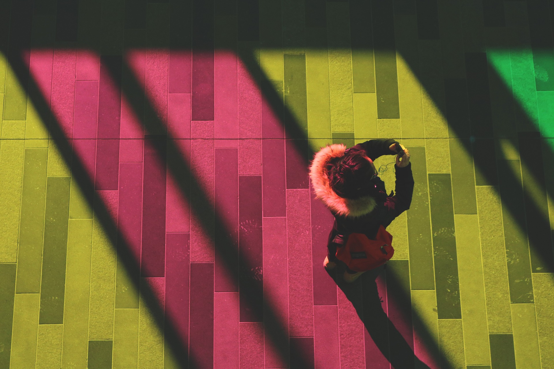 девушка, телефон, наушники, идет, пол, сверху, ошибки в социальных сетях, ошибки в соцсетях, ошибки компаний, как вести соцсети в компаний, стратегия в соцсетях, как вести себя в соцсетях, как организации следить за соцсетями, как компании следить за соцсетями, Михаил Хачатурян, РЭУ им. Г. В. Плеханова, отзывы о компании, соцсети и компании, что компании делать в соцсетях