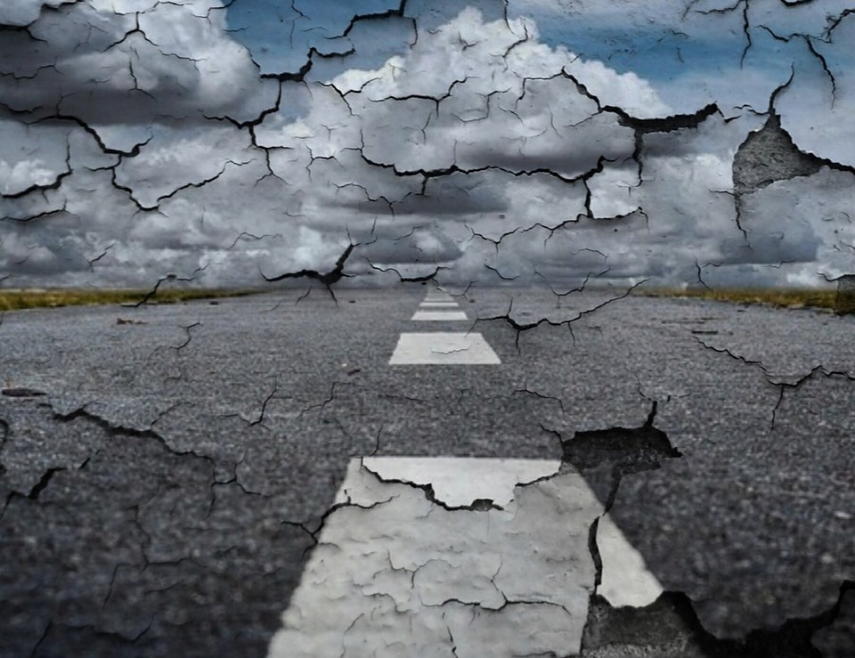 дорога, старая, разметка, небо, поколение, молодежь, опытные сотрудники, коммуникации, коллектив, как общаться, как 40-летним работать с 20-летними, общение, взаимодействие, руководство, управление персоналом, молодые сотрудники, молодые специалисты, проблема отцов и детей, взаимопонимание, Яна Гривковская