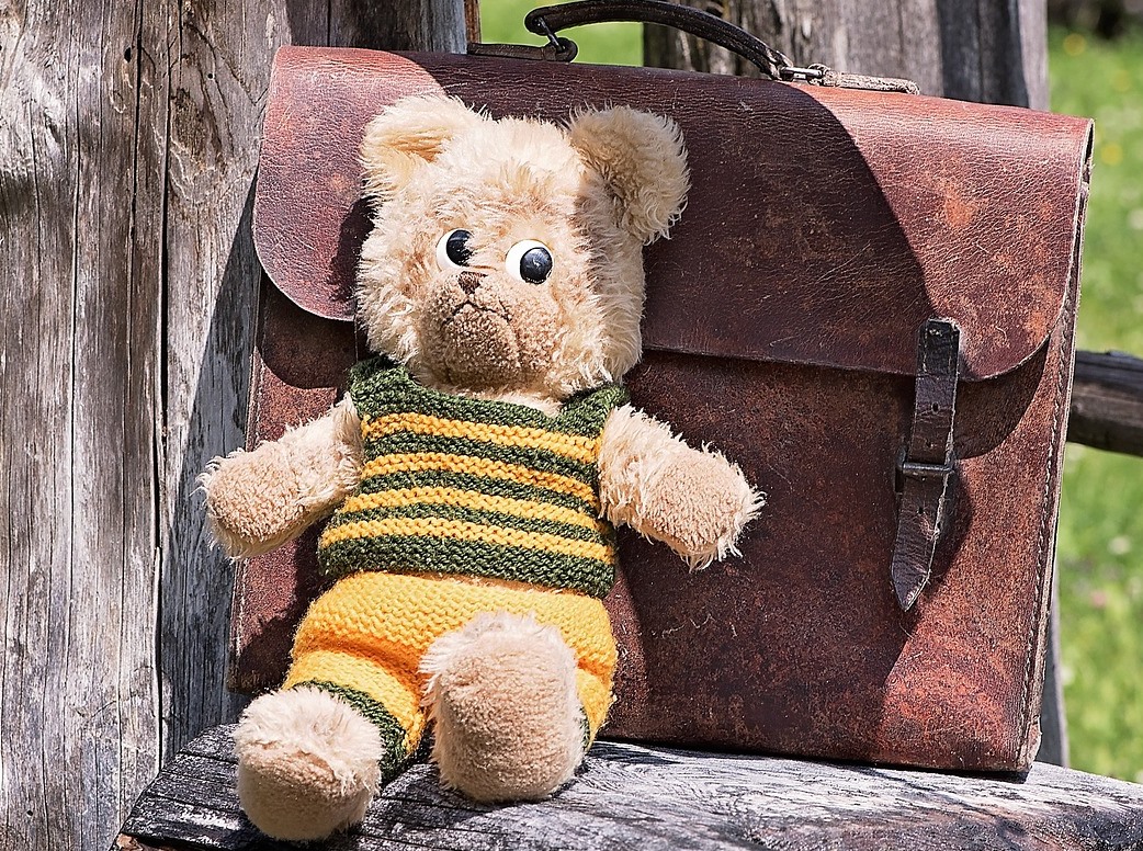 атрибуты делового человека, деньги, портфель