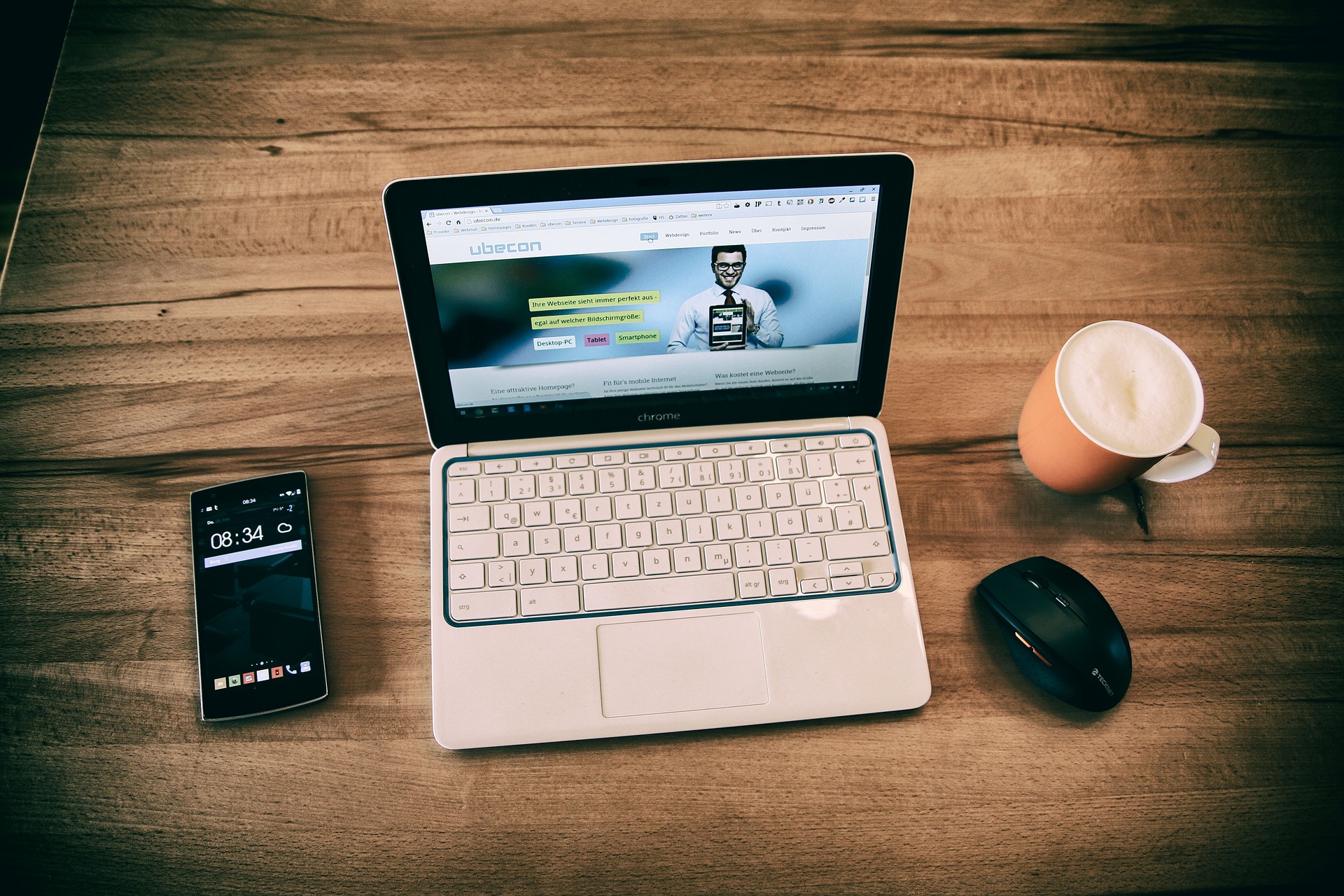 ноут, кофе, телефон, стол, работа, компьютер, мышка, HR-бренд, HR-брендинг,  бренд работодателя, первые шаги при работе с брендом работодателя, как работать с брендом работодателя, бренд работодателя, HR-брендинг, стратегия развития HR-бренда, оценка HR-бренда, можно ли оценить эффективность HR-бренда, инструменты для работы с брендом работодателя, инструменты HR-брендинга