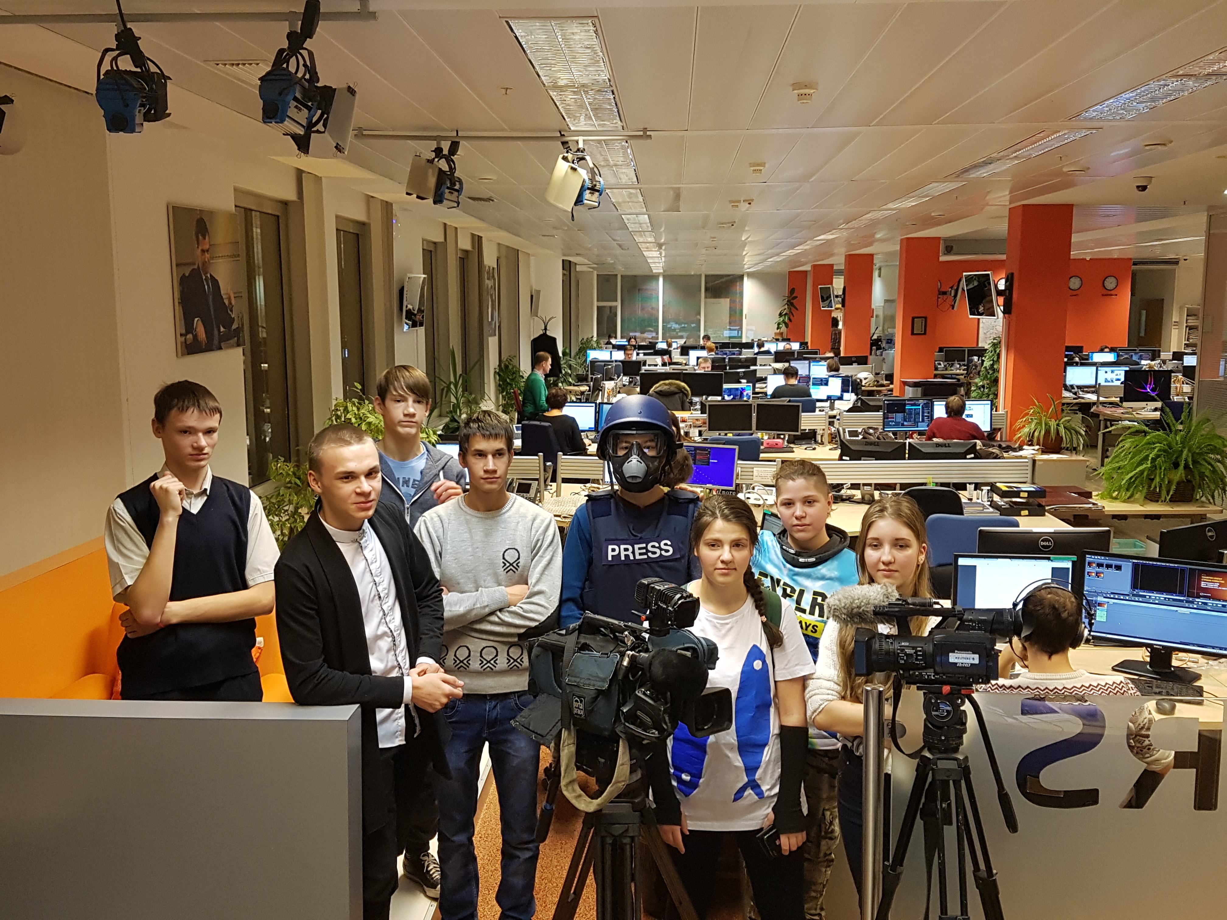 расширяемграницы, акция #расширяемграницы, дети из детдома в компаниях, экскурсии для детдомов, экскурсии для детских домов, посещение детскими домами компаний в москве, Reuters, профессия журналиста, профессия фоторепортера, профессия оператора, видеооператор, Дмитрий Антонов, Григорий Дукор, Татьяна Семенова, Гоар Ананян