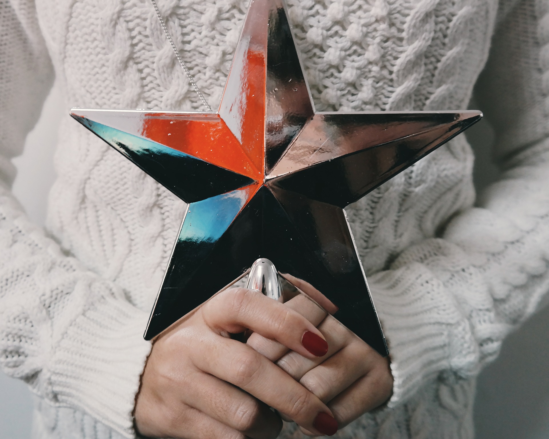 звезда, свитер, белый, звезды в коллективе, звезда в коллективе, SLG, Нурия Архипова, звезда в компании, звезды в компании, специалисты-звезды, как быть с авторитетом, руководитель, управление звездами, управление талантами, авторитет руководителя, отношения в коллективе, коммуникации в коллективе