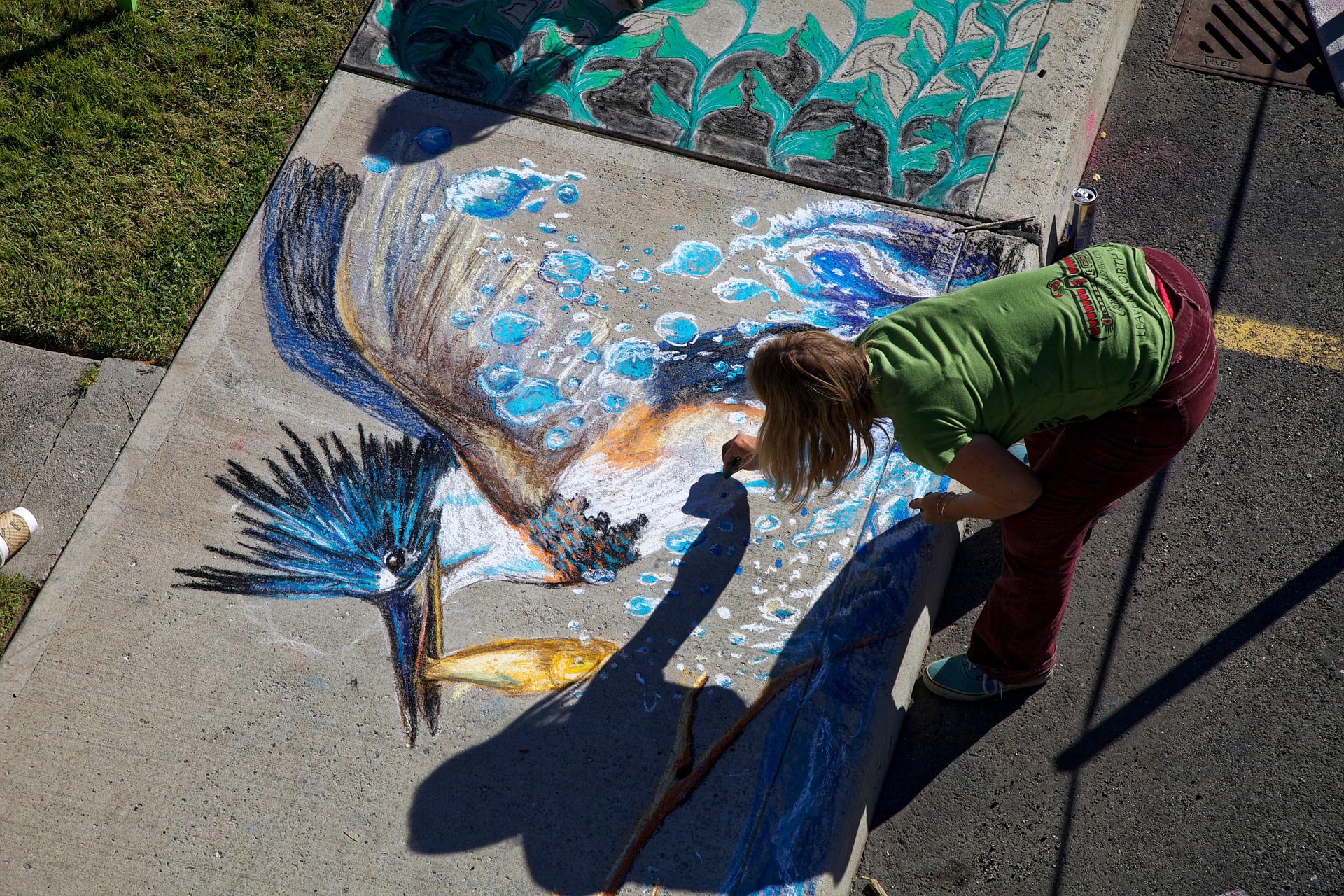 асфальт, рисунок, художник, девушка, HiPo, Подходы к развитию высокопотенциальных сотрудников, потенциал сотрудника, развитие, рынок труда, специалисты,  компетенции, работа, карьера, ЕHR-стратегия,опросники HiPo, комплексный опросник по потенциалу, потенциал, Дарья Фомина, HR-стратег компании City Life, как быстро сделать карьеру