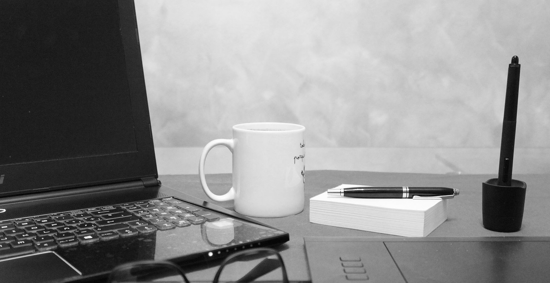 чашка, компьютер, ноутбук, ручка, стикеры, стол, работа, отчеты эйчар, Сергей Касторнов, ЭНЕРГОКОНТРАКТ, эйчар отчеты, цифры эйчар, отчеты HR, HR отчеты, цифры HR, Производительность труда, Соотношение основного и вспомогательного персонала, Затраты на персонал, Абсентеизм, Соотношение постоянных/переменных затрат на оплату труда, Текучесть персонала 