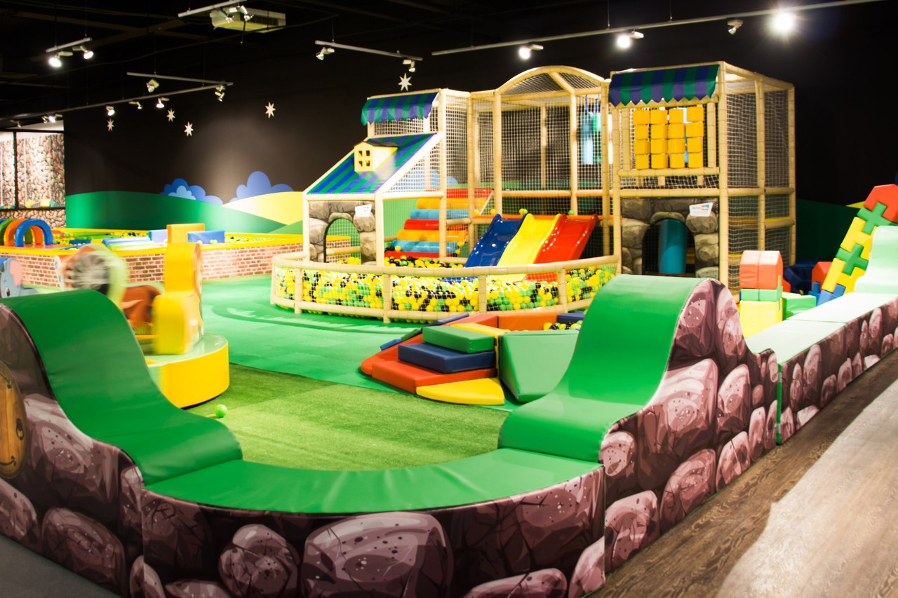 В Екатеринбурге открыт крупнейший активити-парк с плазмакарами и пушками, Екатеринбург, активити-парк, Авира, игровое оборудование, инерционные автомобили, Алексей Загумённов, гарантия безопасности, спортивный центр, батутный центр, инструктор-спортсмен, Александра Сухова, развлекательная инфраструктура, ответственность, контроль качества оборудования