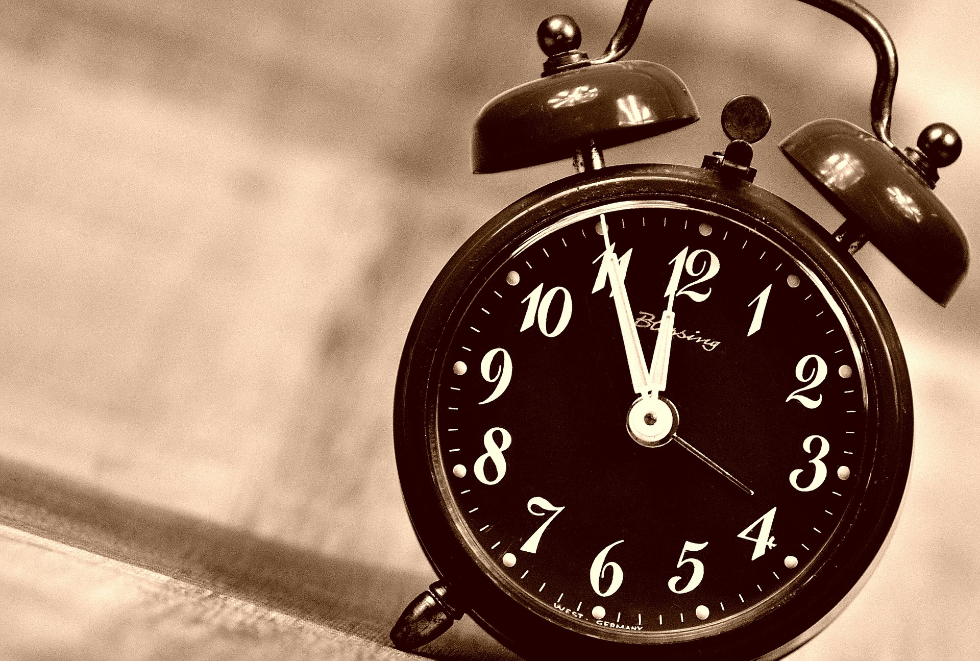 часы, будильник,задержка зарплаты, зарплату задерживают что делать, если задерживают зарплату, когда задерживают зарплату, зарплату не платят что делать, зарплата не вовремя что делать, зарплата не вовремя какая компенсация, компенсация  за несвоевременное начисление денег, ч.6 ст. 136 ТК РФ, ЗП*Д*(1/150)*КС, п. 55 Постановления Пленума Верховного суда РФ «О применении судами Российской Федерации Трудового кодекса Российской Федерации», ст. 2.1 КоАП РФ, невыплата зарплаты какая статья, 