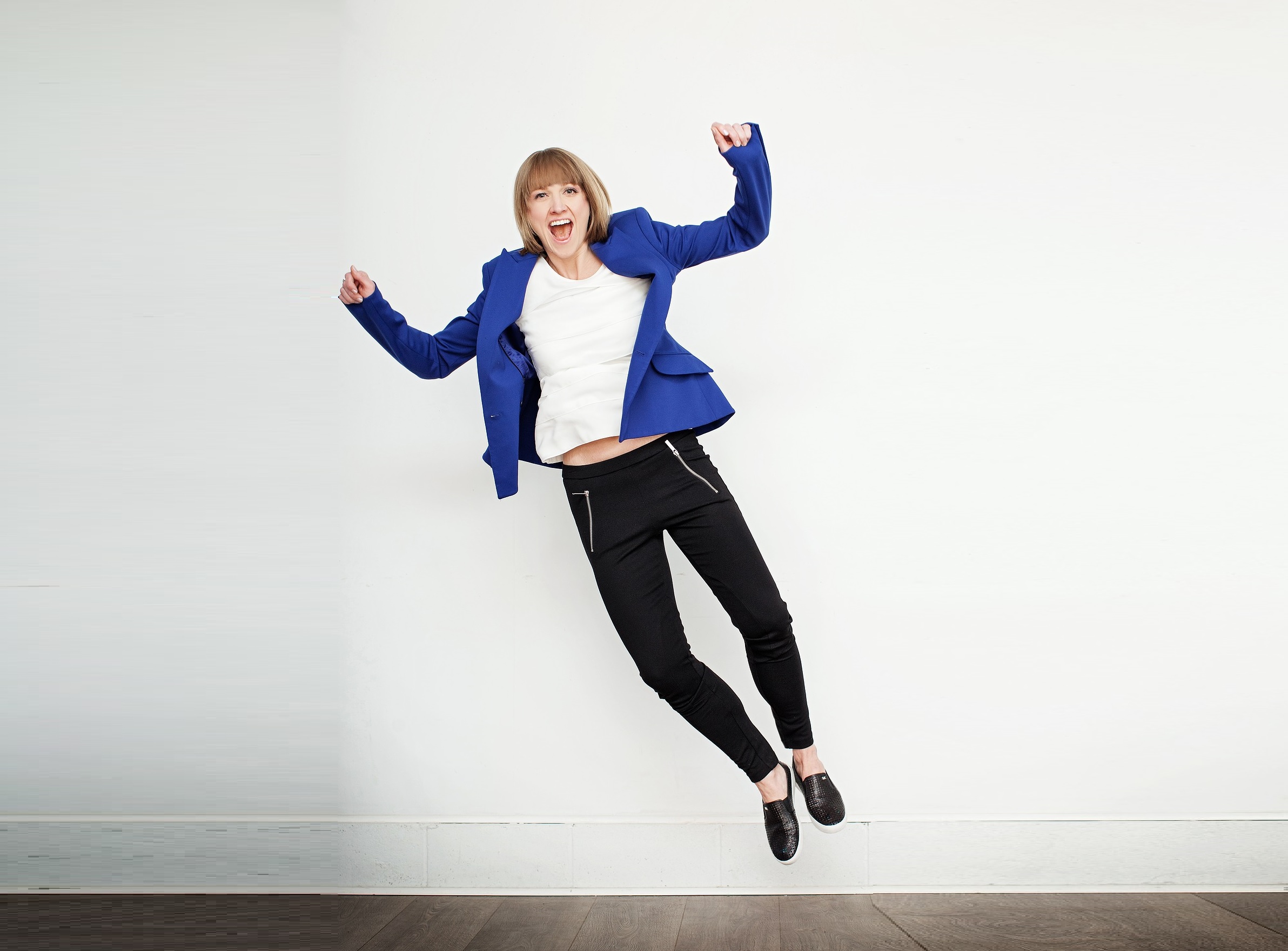 девушка, женщина, прыжок, радость, Как примирить зарплатные ожидания кандидатов и предложения работодателей, советы рекрутерам, Екатерина Горяная, зарплата кандидата, как обсуждать зарплату, зарплатные ожидания кандидатов, перспективы должности, перспективная работа, хорошая ли работа, как оценить работу, плохая или хорошая работа, плохая или хорошая должность, перспективная должность, будущее в компании, карьера, как построить карьеру